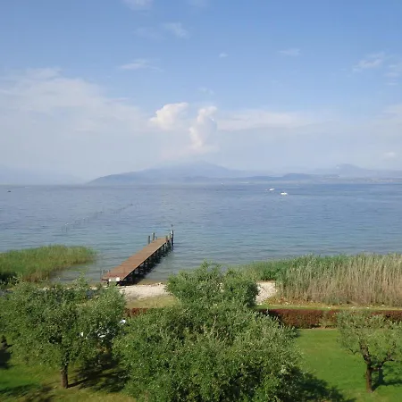 Holiday home Bmp Orchidea Piscina, Giardino E Spiaggia Con Molo Sirmione